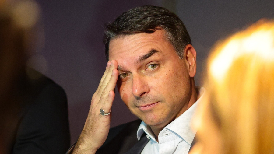 PF intima Flávio Bolsonaro a entregar passaportes após fala sobre possível fuga do país; derrotado nas urnas perderá foro privilegiado após 24 anos na política