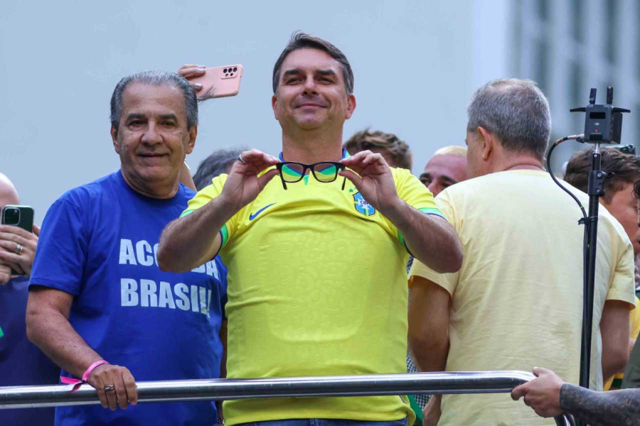 Após Flávio Bolsonaro fugir para os EUA, fala de Silas Malafaia volta a repercutir: “Um líder fica, paga o preço”, citando Lula como exemplo