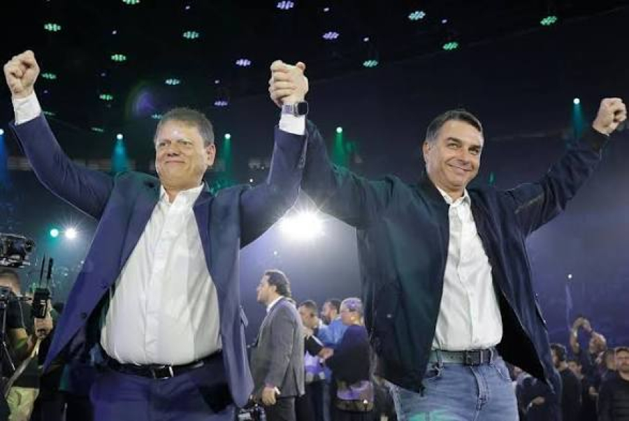 Renan Santos sugere que Tarcísio de Freitas teria vazado informações sobre Flávio Bolsonaro ao STF; governador admite possibilidade de disputar Presidência em 2030